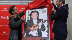 Wiceprezes zarządu Poczty Polskiej Andrzej Bodziony (P) oraz prezes Fundacji im. Zbigniewa Wodeckiego Katarzyna Wodecka-Stubbs (L) podczas uroczystej prezentacji znaczka pocztowego emisji: „Gwiazdy muzyki polskiej” poświęconego Zbigniewowi Wodeckiemu. Fot. PAP/Art Service 2