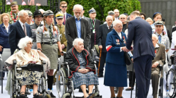 Prezydent RP Andrzej Duda (P) oraz odznaczone: Stefania Dąbrowska "Stefa" (L), Janina Burza "Janka" (2L) i Helena Majkowska "Ela" (3L) podczas spotkania z bohaterami Powstania Warszawskiego w siedzibie Muzeum Powstania Warszawskiego. 30.07.2022. Fot. PAP/R. Pietruszka