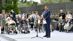 Prezydent Warszawy Rafał Trzaskowski przemawia podczas spotkania z bohaterami Powstania Warszawskiego w siedzibie Muzeum Powstania Warszawskiego. 30.07.2022. Fot. PAP/R. Pietruszka
