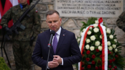 Sochy (woj. lubelskie), 12.07.2022. Prezydent RP Andrzej Duda podczas uroczystości z okazji obchodów Dnia Walki i Męczeństwa Wsi Polskiej na cmentarzu wojennym w Sochach. Fot. PAP/K. Zienkiewicz