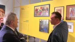 Wicepremier, minister kultury i dziedzictwa narodowego Piotr Gliński wspólnie z kierującymi zespołem kuratorskim wystawy – dyrektorem MN w Krakowie prof. Andrzejem Szczerskim i Piotrem Juszkiewiczem, oglądają ekspozycję „Nowy początek. Modernizm w II RP” z serii „4 x Nowoczesność”. Źródło: www.twitter.com/kultura_gov_pl