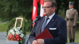  Warszawa, 11.07.2021. Szef Urzędu do Spraw Kombatantów i Osób Represjonowanych Jan Józef Kasprzyk podczas uroczystości pod pomnikiem Ofiar Ludobójstwa dokonanego przez nacjonalistów ukraińskich na obywatelach II RP na terenie województw płd.-wsch. w latach 1942-47 na skwerze Wołyńskim w Warszawie. Fot. P. Supernak