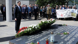 Warszawa, skwer Wołyński, 11.07.2022. Premier Mateusz Morawiecki podczas uroczystości pod pomnikiem 27. Wołyńskiej Dywizji Piechoty AK z okazji Narodowego Dnia Pamięci Ofiar Ludobójstwa dokonanego przez ukraińskich nacjonalistów na obywatelach II Rzeczypospolitej Polskiej. Fot. PAP/P. Supernak