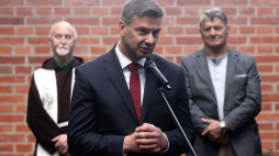 Kraków, 11.07.2022. Dyrektor Muzeum Żołnierzy Wyklętych i Więźniów Politycznych PRL Filip Musiał (C) przemawia przed pomnikiem ofiar ukraińskiego ludobójstwa na Wołyniu na Cmentarzu Rakowickim w Krakowie. Trwają obchody Narodowego Dnia Pamięci Ofiar Ludobójstwa dokonanego przez ukraińskich nacjonalistów na obywatelach II Rzeczypospolitej PolskieJ. Fot. PAP/Art Service 2