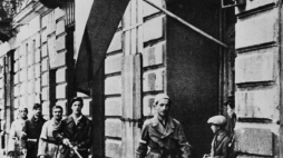 Pierwszy dzień Powstania Warszawskiego: patrol porucznika Stanisława Jankowskiego ps. Agaton (idzie pierwszy) z batalionu Pięść na pl. Kazimierza Wielkiego w drodze do Śródmieścia. Fot. PAP/Reprodukcja