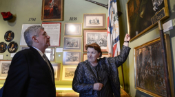 Marszałek Senatu RP Stanisław Karczewski (L) zwiedza Muzeum Polskie w Rapperswilu. Z prawej dyrektor muzeum Anna Buchmann. 14.10.2017. Fot. PAP/J. Kamiński
