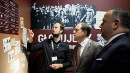 Ambasador USA w Polsce Mark Brzezinski (2P) podczas wizyty w Muzeum Śląskim. Katowice, 21.07.2022. Fot. PAP/T. Wiktor