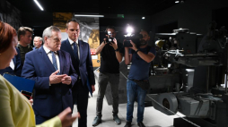 Wicepremier, minister kultury i dziedzictwa narodowego Piotr Gliński (4L) i sekretarz stanu w Ministerstwie Infrastruktury Rafał Weber (5L) podczas uroczystego otwarcia Muzeum Centralnego Okręgu Przemysłowego w Stalowej Woli. Fot. PAP/D. Delmanowicz
