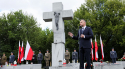 Warszawa, skwer Wołyński, 11.07.2022. Prezydent RP Andrzej Duda (P) podczas uroczystości z okazji Narodowego Dnia Pamięci Ofiar Ludobójstwa dokonanego przez ukraińskich nacjonalistów na obywatelach II Rzeczypospolitej Polskiej. Fot. PAP/P. Supernak
