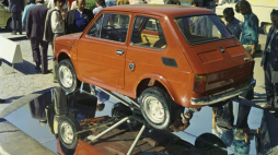 Polski fiat 126p na Międzynarodowych Targach Poznańskich. 1973 r. Fot. PAP/J. Morek; J. Rosikoń