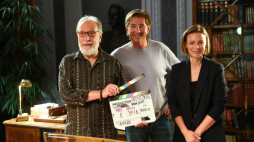 Aktorka Magda Boczarska (P), reżyser Jan Kidawa-Błoński (L) i prezes Monolith Films, producent Mariusz Łukomski (C) na planie filmu „Różyczka 2” w Warszawie. Fot. PAP/R. Guz