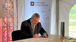 Wicepremier Piotr Gliński podpisał akt erekcyjny, który został wmurowany pod budowę nowego budynku. Źródło: www.twitter.com/kultura_gov_pl