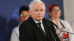 Prezes Prawa i Sprawiedliwości Jarosław Kaczyński (C) podczas spotkania z mieszkańcami miasta w auli Akademii Nauk Stosowanych Państwowej Wyższej Szkoły Zawodowej w Koninie. Fot. PAP/T. Wojtasik