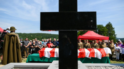 Uroczystości pogrzebowe 14 żołnierzy Wojska Polskiego zamordowanych w lipcu 1946 r. przez nacjonalistów ukraińskich. Jawornik Ruski, 29.07.2022.  Fot. PAP/D. Delmanowicz