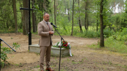 Prezes IPN dr Karol Nawrocki na konferencji prasowej w miejscowości Białuty. Konferencja dot. odnalezienia masowych grobów ofiar zbrodni niemieckich. Fot. PAP/T. Waszczuk