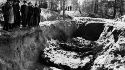 Ekshumacja zwłok polskich oficerów zamordowanych w Katyniu w 1940 r. Powołana przez Niemców komisja stwierdziła, że ofiary zostały zastrzelone przez Rosjan. Katyń, 1943 r. Fot. PAP/CAF/Archiwum