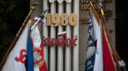 Obchody 42. rocznicy strajków kolejarzy w Lublinie przed pomnikiem Doli Kolejarskiej na terenie byłej lokomotywowni. Fot. PAP/W. Jargiło
