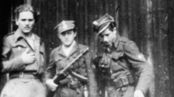Kpt. Henryk Flame ps. Bartek ze swoimi żołnierzami. Fot. Archiwum IPN