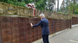 Ambasador RP w Rosji Krzysztof Krajewski odwiedził polski cmentarz wojenny w Katyniu. 15.07.2022. Źródło: Ambasada RP w Moskwie