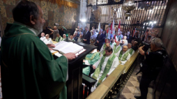 Ks. Tadeusz Isakowicz-Zaleski (L) podczas mszy świętej w kaplicy NMP w trakcie XXVIII Światowego Zjazdu i Pielgrzymki Kresowian na Jasnej Górze. Fot. PAP/W. Deska