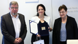 Przewodniczący Krajowej Rady Radiofonii i Telewizji Witold Kołodziejski (L), zastępca przewodniczącego Teresa Brochwic (P) oraz laureatka nagrody za najlepsze wydawnictwo naukowe i popularnonaukowe z dziedziny mediów elektronicznych dr Katarzyna Kamińska-Korolczuk (C) podczas ceremonii wręczenia nagród w XI edycji konkursu KRRiT im dr. Pawła Stępki, w siedzibie Krajowej Rady Radiofonii i Telewizji w Warszawie. Fot. PAP/T. Gzell