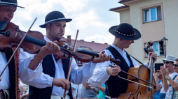 Wisła, 24.07.2021. Korowód zespołów góralskich w Wiśle na inaugurację 58. Tygodnia Kultury Beskidzkiej. Fot. PAP/A. Grygiel