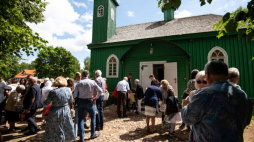 Wierni składają sobie życzenia po zakończeniu modlitwy w meczecie w Kruszynianach podczas islamskiego święta ofiarowania Kurban Bajram. 09.07.2022. Fot. PAP/M. Zieliński