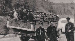 Praca przymusowa: polscy rolnicy pochwyceni przez policję niemiecką. Źródło: Wikimedia Commons