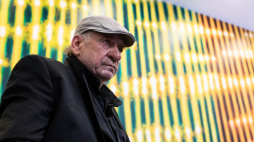 Malarz prof. dr hab. Leon Tarasewicz na tle jednego ze swoich obrazów. Fot. PAP/M.Zieliński