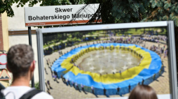 Otwarcie wystawy plenerowej „Mariupol – bohaterskie miasto” na skwerze im. Bohaterskiego Mariupola, przygotowanej przez Narodowe Muzeum Historii Ukrainy w II Wojnie Światowej w Kijowie i Muzeum Gdańska. Fot. PAP/A. Warżawa