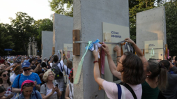 Uczestnicy Marszu Pamięci 22 lipca 1942 na ulicy Stare Nalewki, gdzie przed wojną znajdowało się centrum żydowskiej Warszawy. 22.07.2022. Fot. PAP/P. Supernak