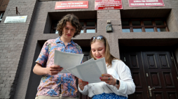 Szczecin, 05.07.2022. Uczniowie XIII Liceum Ogólnokształcącego w Szczecinie odebrali zaświadczenia o pozytywnym wyniku egzaminu maturalnego. Fot. PAP/M. Bielecki