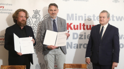 Wicepremier, minister kultury i dziedzictwa narodowego Piotr Gliński (P), dyrektor Narodowego Instytutu Wolności Wojciech Kaczmarczyk (C) oraz członek zarządu TVP Mateusz Matyszkowicz (L) podczas uroczystości podpisania umowy ramowej o współpracy pomiędzy Telewizją Polską S.A. a Narodowym Instytutem Wolności - Centrum Rozwoju Społeczeństwa Obywatelskiego. Fot. PAP/T. Gzell