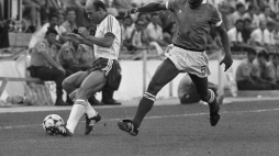 Hiszpania Alicante 10.07.1982. XII Mistrzostwa Świata w piłce nożnej Espana '82 (13 czerwca - 11 lipca 1982 roku). Faza pucharowa, mecz o III miejsce Polska-Francja (3:2) na Estadio Jose Rico Perez. Nz. napastnik Grzegorz Lato (L) i obrońca Gerard Janvion. Fot. PAP/A. Hawałej