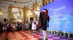 Warszawa, 06.07.2022. Prowadzący galę muzyk Krzysztof Trebunia-Tutka (P) oraz śpiewaczka i twórczyni rękodzieła artystycznego Elżbieta Kasznia (2P) podczas uroczystości wręczenia Nagród im. Oskara Kolberga „Za zasługi dla kultury ludowej”, na Zamku Królewskim. Fot. PAP/L. Szymański 