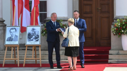 Prezes Instytutu Pamięci Narodowej Karol Nawrocki (P) oraz zastępca prezesa IPN Krzysztof Szwagrzyk (L) podczas uroczystości wręczenia not identyfikacyjnych członkom rodzin ofiar totalitaryzmów. Warszawa, 22.07.2022. Fot. PAP/A. Lange