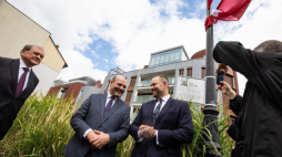 Prezes IPN Karol Nawrocki (P), wiceminister spraw zagranicznych Szymon Szynkowski vel Sęk (2L) i sekretarz miasta Poznania Stanisław Tamm (L) podczas uroczystości odsłonięcia tablicy Systemu Informacji Miejskiej upamiętniającej Antoniego Gąsiorowskiego „Ślepego Antka”. Fot. PAP/M. Zakrzewski