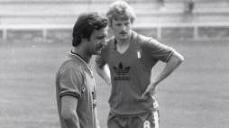 Hiszpania Coll Bato k/Barcelony 01.06.1982 Mistrzostwa Świata w piłce nożnej. Trening polskich piłkarzy. Nz. piłkarze Janusz Kupcewicz (L) i Waldemar Matysik /bpt/ PAP/CAF-Adam Hawałej 