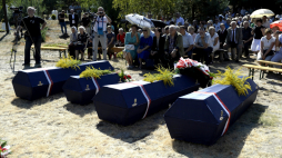 Ostrówki, Ukraina, 30.08.2015. Pogrzeb 36 osób, których szczątki ekshumowano na terenie wyludnionej polskiej wsi Ostrówki na Ukrainie i złożono na tamtejszym cmentarzu. Fot. PAP/D. Delmanowicz
