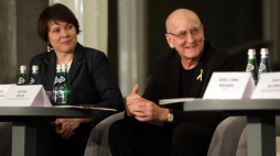 Dyrektor generalny Metropolitan Opera w Nowym Jorku Peter Gelb (P) oraz szefowa ukraińskiej Agencji Sztuki i Edukacji Artystycznej Galyna Grygorenko (L) podczas konferencji prasowej w Teatrze Wielkim – Operze Narodowej w Warszawie. Fot. PAP/A. Zawada