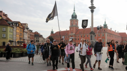 Warszawa, 05.08.2021. Uczestnicy rozpoczynającej się 41. Warszawskiej Akademickiej Pielgrzymki Metropolitalnej na Jasną Górę na pl. Zamkowym w Warszawie. Fot. PAP/W. Olkuśnik