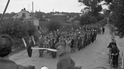 Pogrzeb ofiar pogromu kieleckiego: delegacje z wieńcami w kondukcie żałobnym. Kielce, 08.07.1946. Fot. PAP/CAF/J. Baranowski