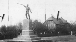 Pomnik Powstańca Śląskiego w Tychach. 1930 r. Fot. NAC