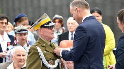Prezydent RP Andrzej Duda (P) oraz odznaczony Waldemar Sielicki "Mały" (L) podczas spotkania z bohaterami Powstania Warszawskiego w siedzibie Muzeum Powstania Warszawskiego. 30.07.2022. Fot. PAP/R. Pietruszka