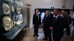 Minister kultury i dziedzictwa narodowego Piotr Gliński (2L) i dyrektor Zamku Królewskiego na Wawelu dr hab. Andrzej Betlej (P) na otwarciu Nowego Skarbca Koronnego Zamku Królewskiego na Wawelu w Krakowie. Fot. PAP/Ł. Gągulski