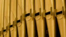 Przewodniczący Episkopatu Polski abp Stanisław Gądecki wręczy nagrodę „Srebrnej Piszczałki”. Źródło: Konferencja Episkopatu Polski