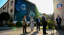 Sekretarz stanu w Ministerstwie Kultury i Dziedzictwa Narodowego, Generalny Konserwator Zabytków Jarosław Sellin (2P), dyrektor Narodowego Centrum Kultury prof. Rafał Wiśniewski (L), prezydent Rzeszowa Konrad Fijołek (3L) oraz zastępca prezydenta Rzeszowa Jolanta Kaźmierczak (2L) podczas uroczystości odsłonięcia muralu upamiętniającego Tomasza Stańkę w Rzeszowie. Fot. PAP/D. Delmanowicz