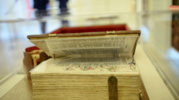 Statut Łaskiego z 1506 r., który znalazł się na Polskiej Liście Krajowej Programu UNESCO „Pamięć Świata”; uroczystości wręczenia certyfikatów towarzyszyła wystawa, na której zostały zaprezentowane oryginały i faksymile wyróżnionych obiektów. Warszawa, 2016. Fot. PAP/J. Turczyk