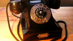 Telefon z bakelitu z tarczą numerową firmy Ericsson z 1931 r. Źródło: Wikimedia Commons