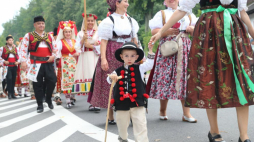 Grupa reprezentująca kulturę góralską podczas korowodu folklorystycznego zorganizowanego w ramach rozpoczęcia 55. Tygodnia Kultury Beskidzkiej. Wisła, 28.07.2018. Fot. PAP/A. Grygiel